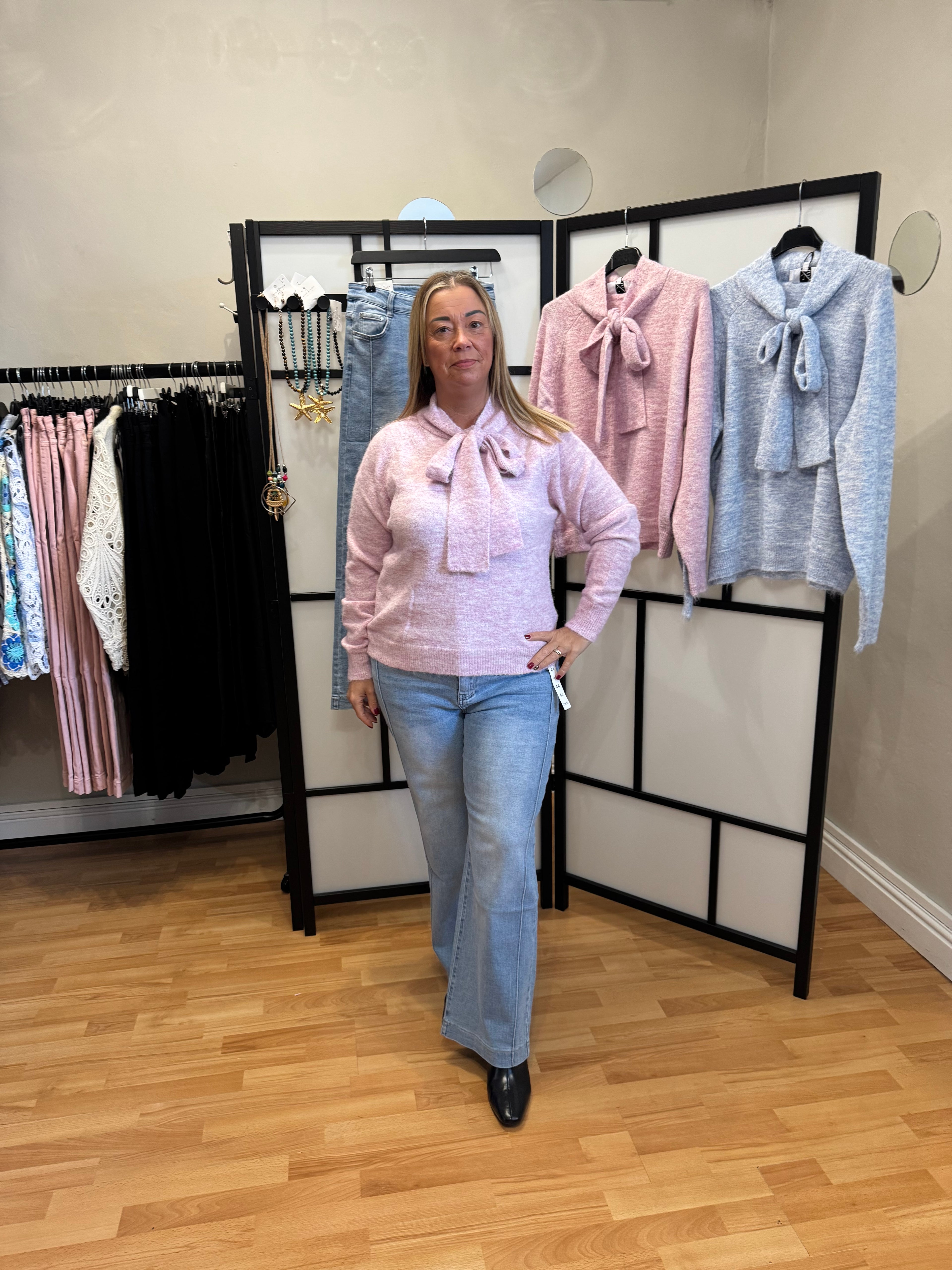 Pink pussy bow jumper
